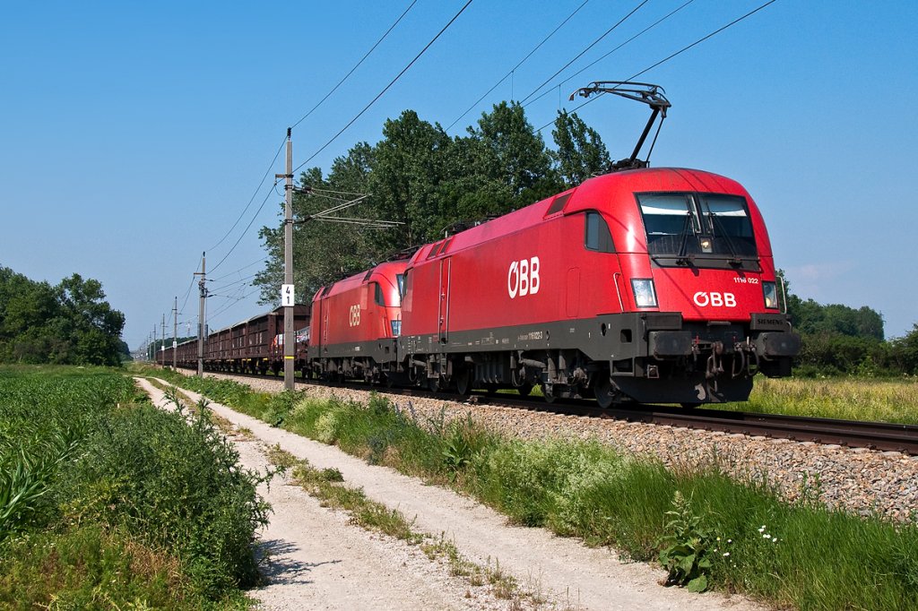 1116 022 an der Spitze dieses Gterzuges, aufgenommen am 19.06.2013 im Tullnerfeld nach Tulln Stadt.