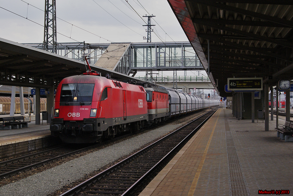 1116 023 und 1144 202 durchfahren am 09.04.2013 mit RCA Talns GAG den Bhf. Wiener Neustadt in Richtung Wien.