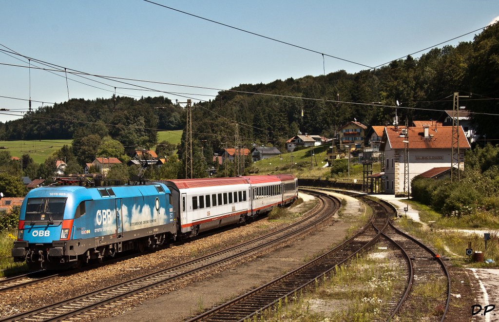 1116 023 am 02.08.2011 bei der Durchfahrt durch Hallwang-Elixhausen, Fahrtrichtung Salzburg.