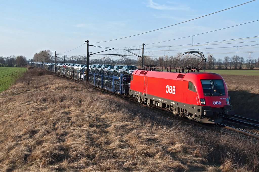 1116 023 mit einem Autoganzzug kurz vor Gramatneusiedl Die Aufnahme enstand am 16.03.2012.