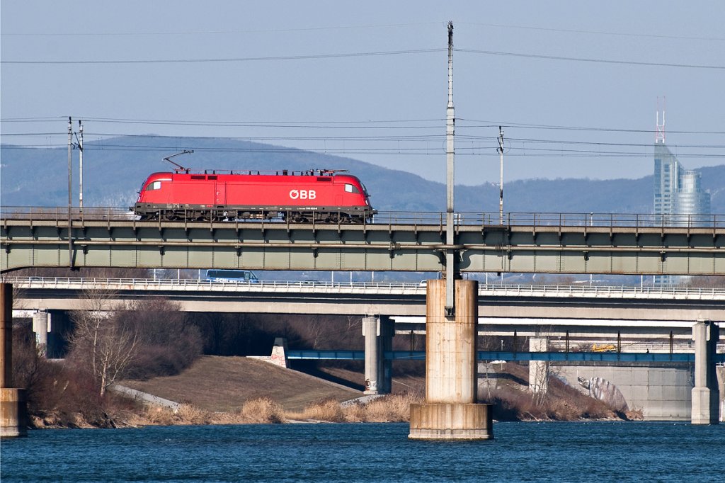 1116 025 fhrt als Lz ber das Wiener Entlasungsgerinne. Die Aufnahme enstand Anfang Mrz 2013, zwischen Wien Praterkai und Wien Lobau.