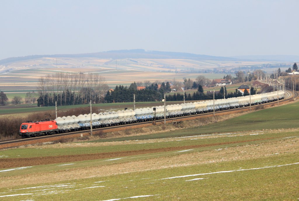1116 027-4 mit einem Ganzzug bei Neulengbach. Aufgenommen am 16.3.13