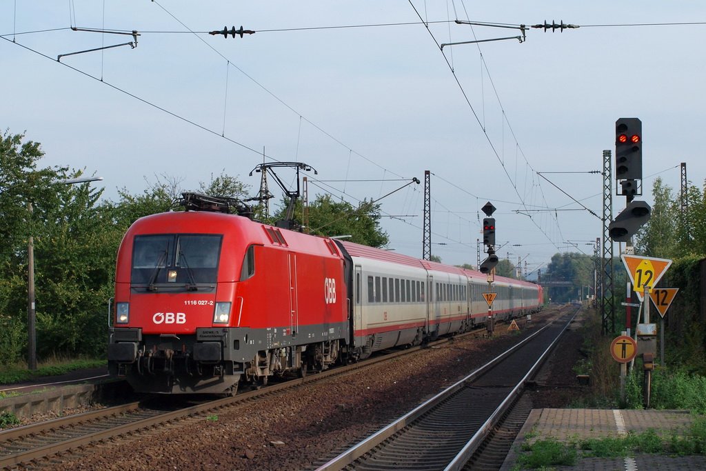 1116 027 durchfhrt mit EC 113 nach Klagenfurt den Bahnhof Laudenbach an der Bergstrae, 8.9.2009.