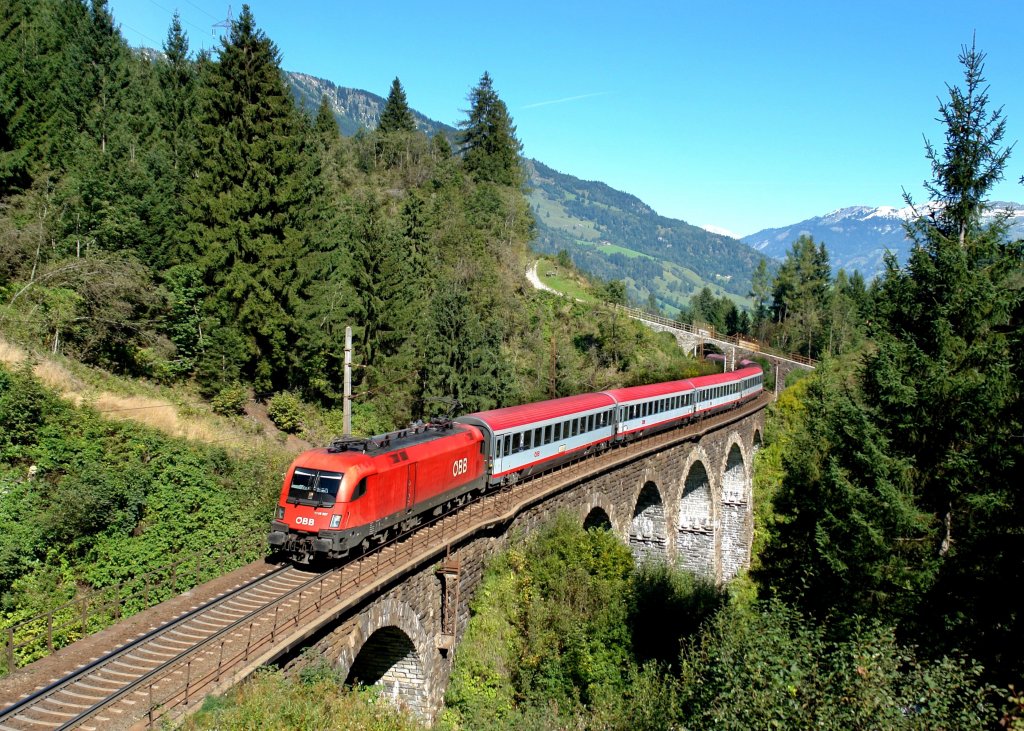 1116 027 mit EC 111 am Hundsdorfer-Viadukt zwischen Bad Hofgastein und Angertal. Das Bild entstand am 16.09.2012.