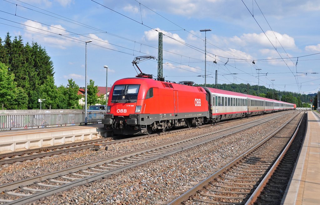 1116 028 ist mit EC 112 Klagenfurt-Frankfurt HBF auf der KBS 750 unterwegs und wird in ca.30 min.Stuttgart HBF erreichen.Aufgenommen in Amstetten/Wrtt.am 2.7.2013