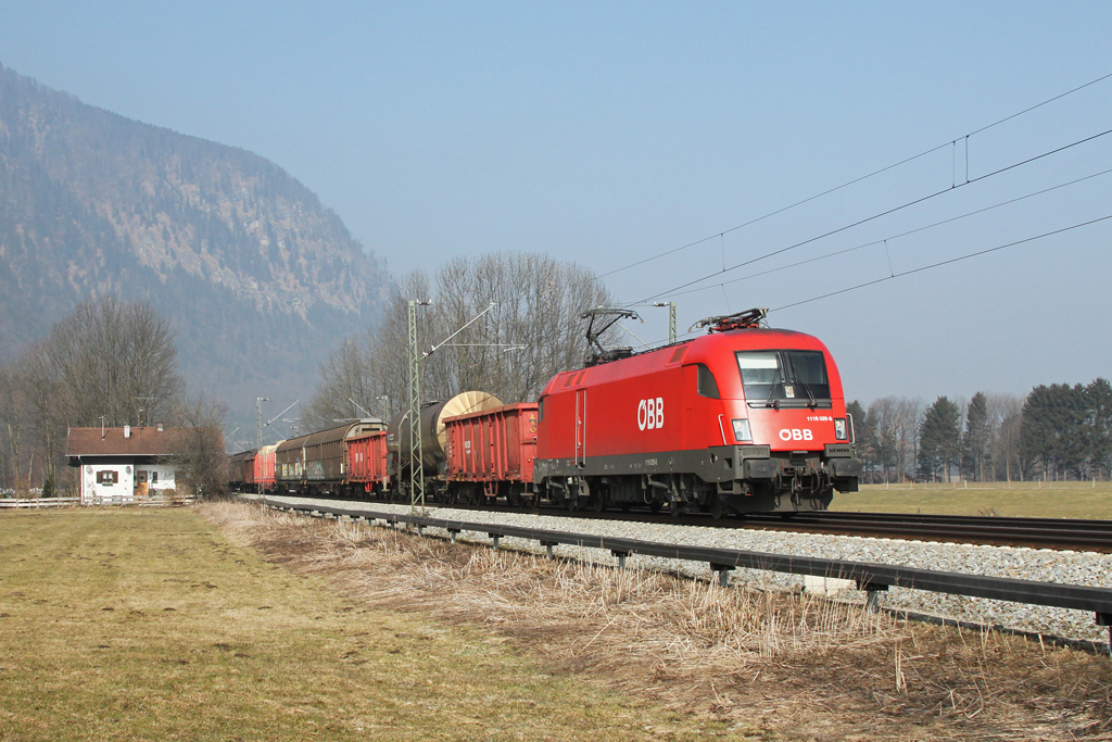 1116 029 mit einem gemischten Gterzug am 05.03.2011 bei Niederaudorf.