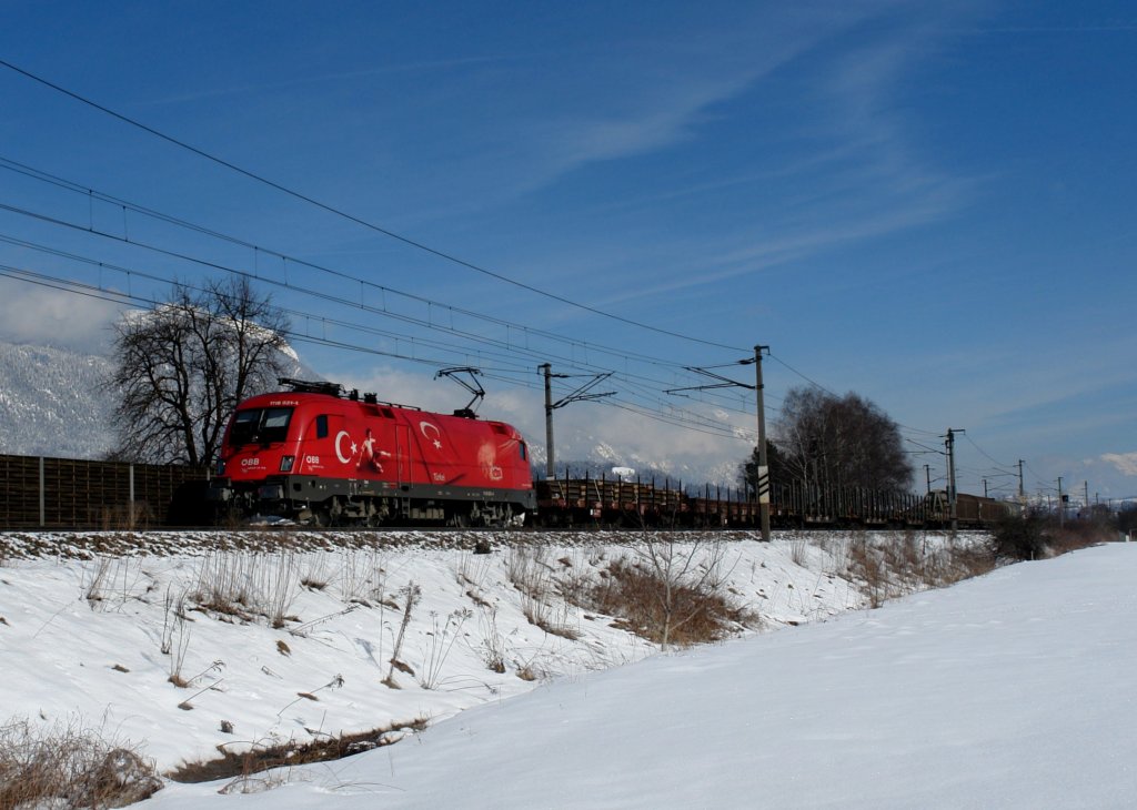 1116 031 „EM-Trkei“ mit einem Gterzug am 25.02.2009 bei Brixlegg.