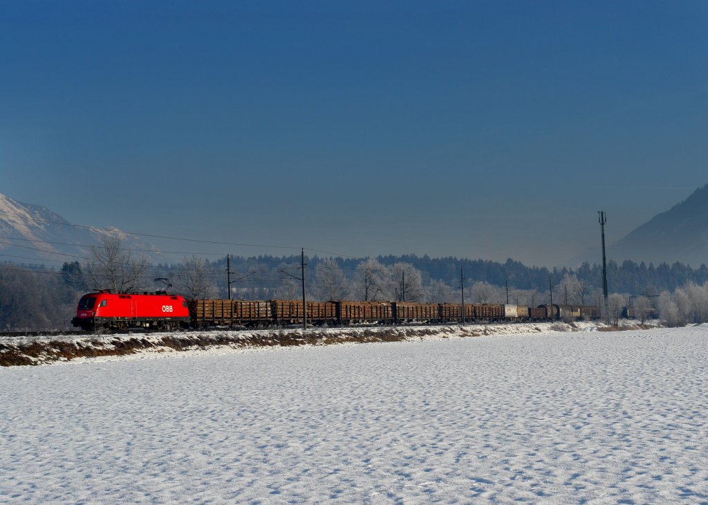 1116 033 mit einem Gterzug am 28.12.2011 unterwegs bei Terfens.