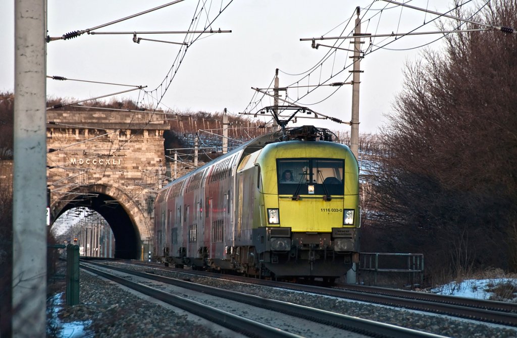 1116 033  Telekom Austria  mit R 2345 zwischen Gumpoldskirchen und Pfaffsttten. Die Aufnahme entstand am 02.02.2010.