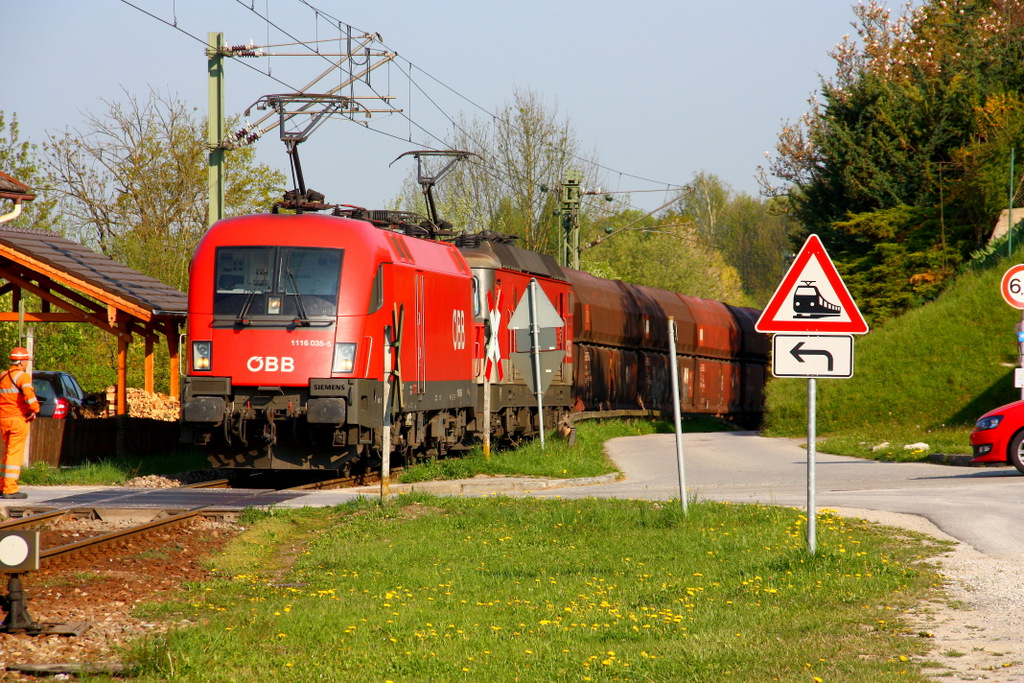 1116 035 und 1144 241 bringen 2000 tons Kalksteine um Zementwerk nach Rohrdorf. Ankunft in Rohrdorf. Hier muss umgesetzt werden und dann wird der Zug in Teilen zu je max. 8 Wagen die kurze ( ~800m ) lange, aber sehr steile ( ~5,5% ) Steigung hinauf zum Zementwerk geschoben.
Diese Steigung - und die Steigungen zwischen Landl und Thansau sind der Grund fr die Elektrifizierung der Strecke vor ca. 20 Jahren gewesen und fr den Einsatz strkster Maschinen auf dieser  Lokalbahn  ( z.B. DB 151 alleine, BB Taurus bzw. 1142 immer in Doppeltraktion ).
ber die Bahn laufen ca. 1.5 Mio. tons jhrlich in meist drei werktglichen Gterzgen.