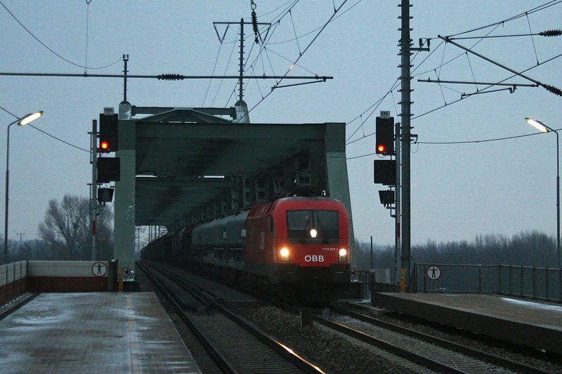 1116 037 mit einem gemischten Gterzug am 05.01.2010 in Wien Praterkai.