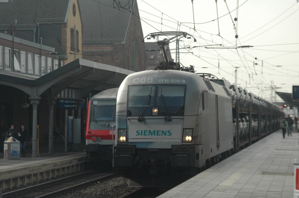 1116-038-9 der BB am 30.10.2009 vor einem Autotransportzug nach dem Lokfhrerwechsel vor der Weiterfahrt im Bahnhof Gieen.