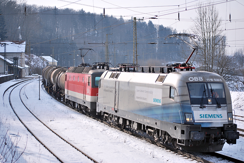 1116 038  Siemens  und eine 1144 mit Gterzug nach Attnang-Puchheim.(2.2.12, Hallwang-Elixhausen)