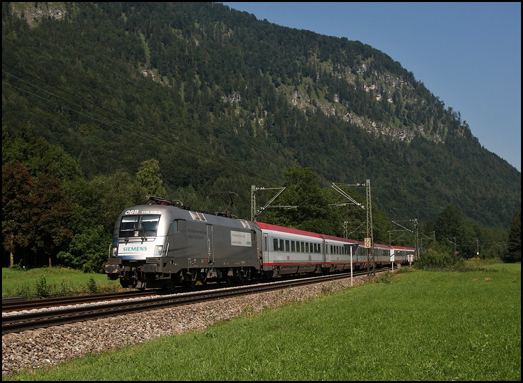 1116 038  SIEMENS  ist mit dem OEC 662  INOVATIONSGEMEINDE BADEN , Wien Westbahnhof - Feldkirch, bei Niederaudorf unterwegs. (06.08.2009)