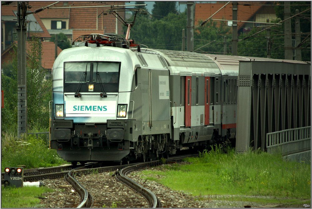 1116 038 Siemens mit IC 539  Therme Nova Kflach  beim berqueren der Murbrcke in Knittelfeld.
6.7.2008