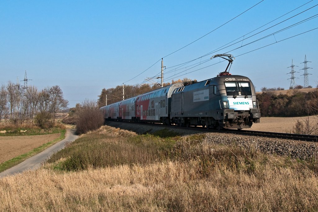 1116 038  Siemens  ist mit R 2225 unterwegs und konnte kurz vor Stockerau abgelichtet werden. Die Aufnahme enstand am 12.11.2011. 