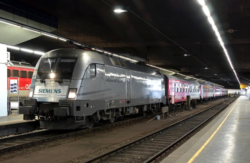 1116 038  Siemens  wartet mit REX 2106 in Wien Franz Josef's Bahnhof auf die Abfahrt nach Ceske Velenice. Die Aufnahme entstand am 02.01.2011.