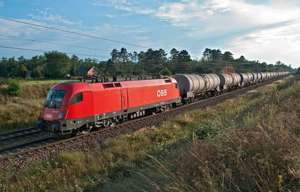 1116 039 ist mit einem Kesselwagenganzzug Richtung Norden unterwegs. Die Aufnahme entstand am 11.08.2010 kurz vor Helmahof. 