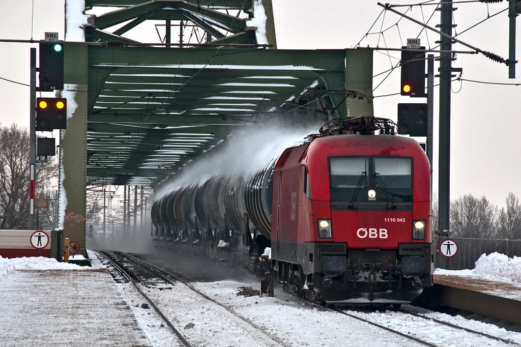 1116 043 mit Kesselwagenganzzug, am 19.01.2013 in Wien Praterkai (SRID 91029 von Stadlau nach Klagenfurt).