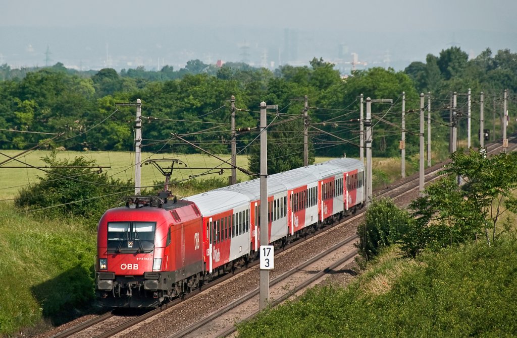 1116 043 mit REX 7909 am 12.06.2010 kurz vor Gramatneusiedl.