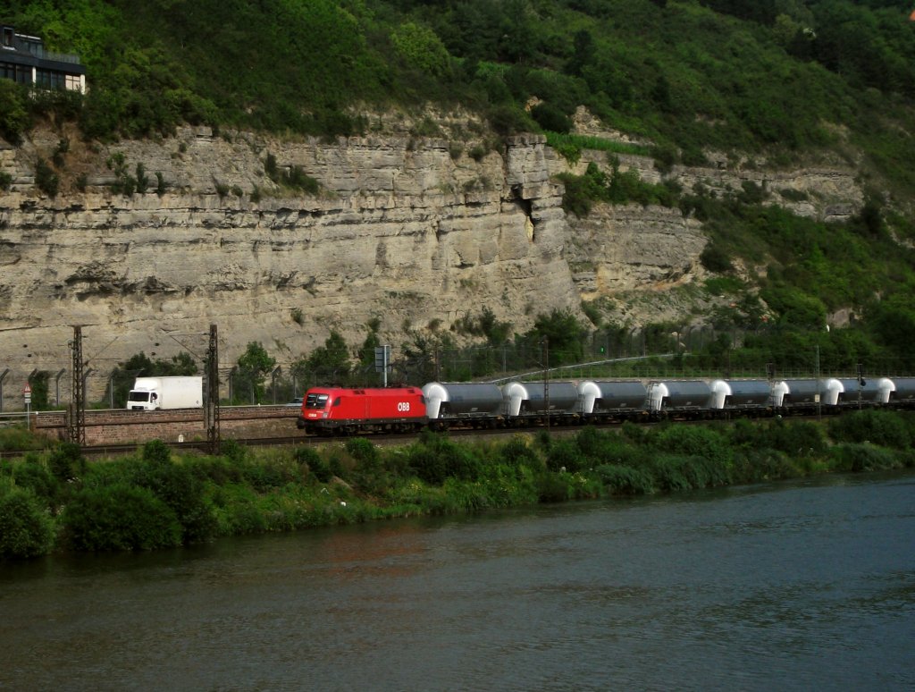 1116 043 von BB ist am 12.Juli 2011 mit einem Silozug bei Retzbach unterwegs.