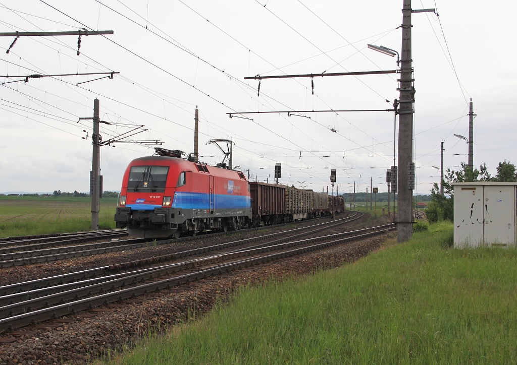 1116 047 mit gemischtem Gterzug in Fahrtrichtung Wien. Aufgenommen am 17.05.2013 in Gramatneusiedl.