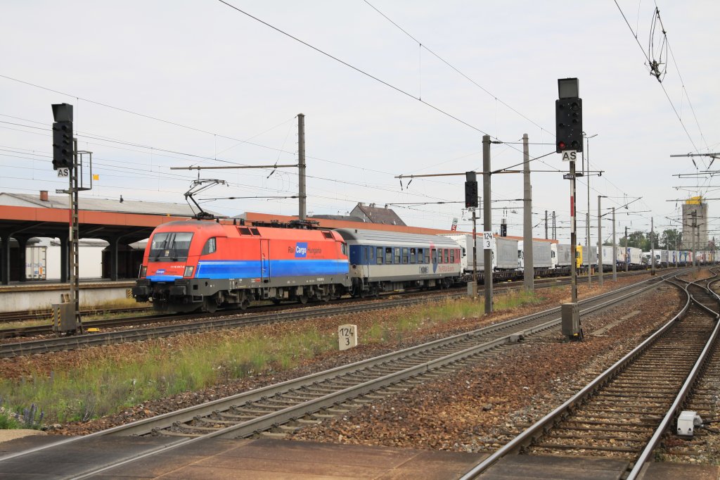 1116 047 mit RCH-Lackierung bei der EInfahrt in den Bahnhof Amstetten am 6. Juni 2012.