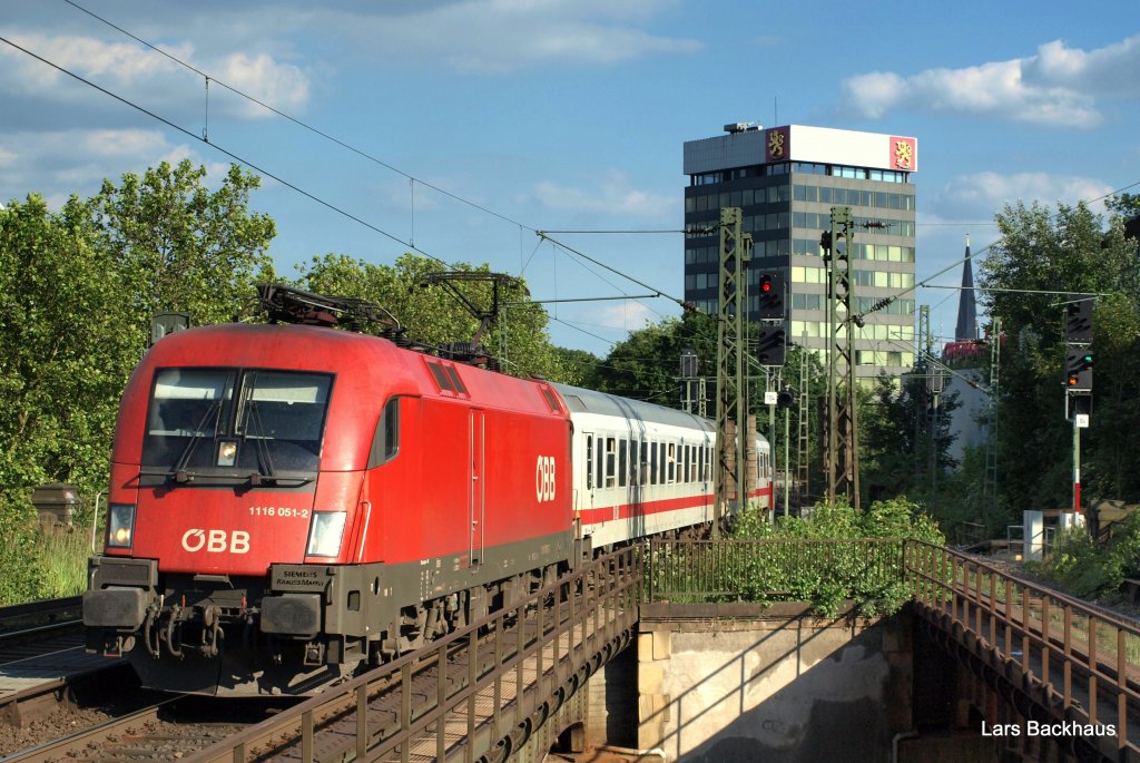1116 051-2 bei der Einfahrt mit IC 2082  Knigssee  Berchtesgarden Hbf - Hamburg-Altona in Hamburg-Dammtor am 23.06.10.