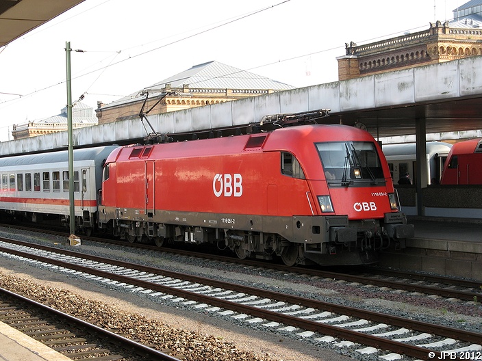 1116 051-2 der BB mit IC-Wagen in Hannover Hbf am 25.08.2007
