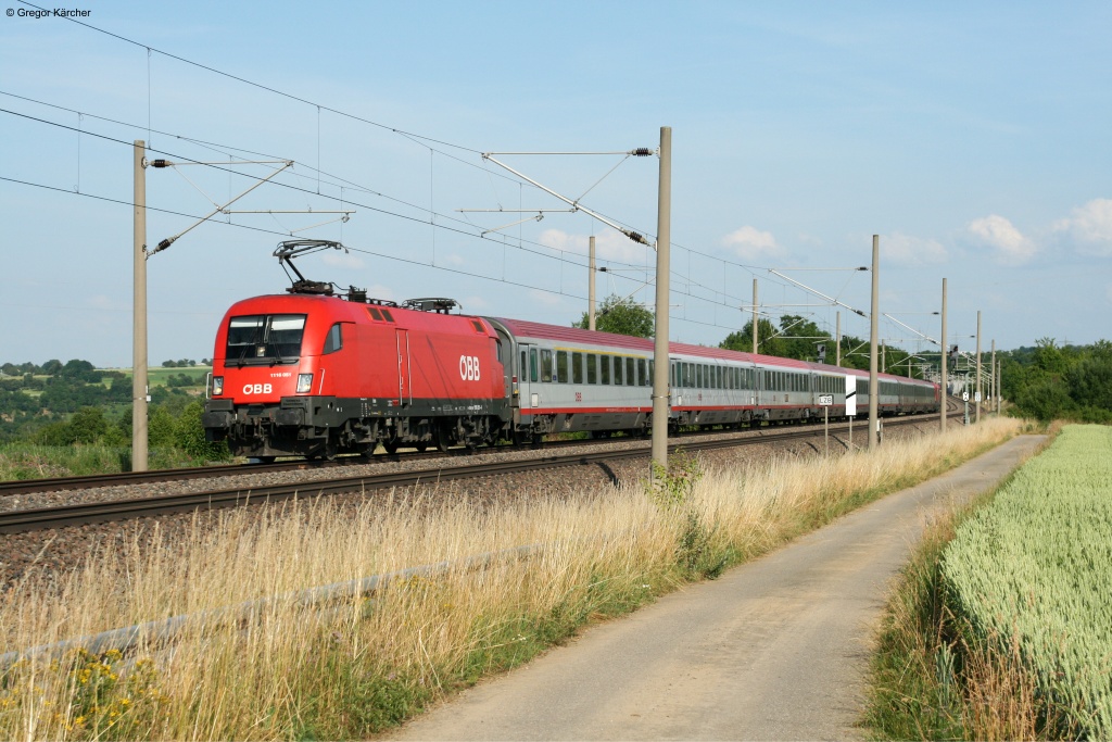 1116 051 und am Zugende 1116 028 mit dem EC 112 Klagenfurt-Frankfurt (Main) bei Pulverdingen. Aufgenommen am 02.07.2013.