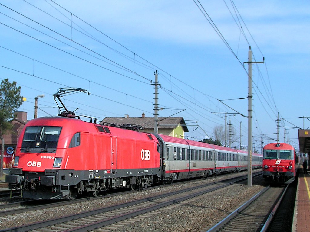 1116 055-3 kreuzt bei der Durchfahrt im Bhf. Marchtrenk mit R3015(8073077-4);110303