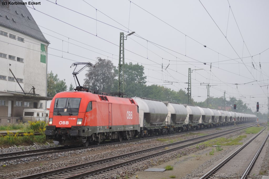 1116 056 mit einem Kesselwagenzug bei der Durchfahrt in Stra�kirchen, 16.08.2012