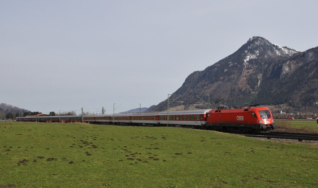 1116 057-1 kommt am 20.3.2013 mit einem Sonderzug nach Tirol, hier bei Niederaudorf. Zufllig fotografiert, wei leider nicht, wo er hinfhrt. Vielleicht ins Brixental, nach Zell am See oder Bischofshofen? Es war kein klassicher Skisonderzug wie jeden Samstag im Winter.
