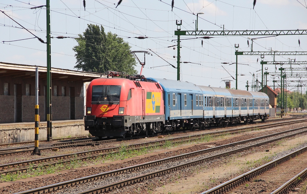1116 060 bei der Einfahrt mit einem Reisezug in den Bahnhof Sopron. Aufgenommen am 15.05.2013.