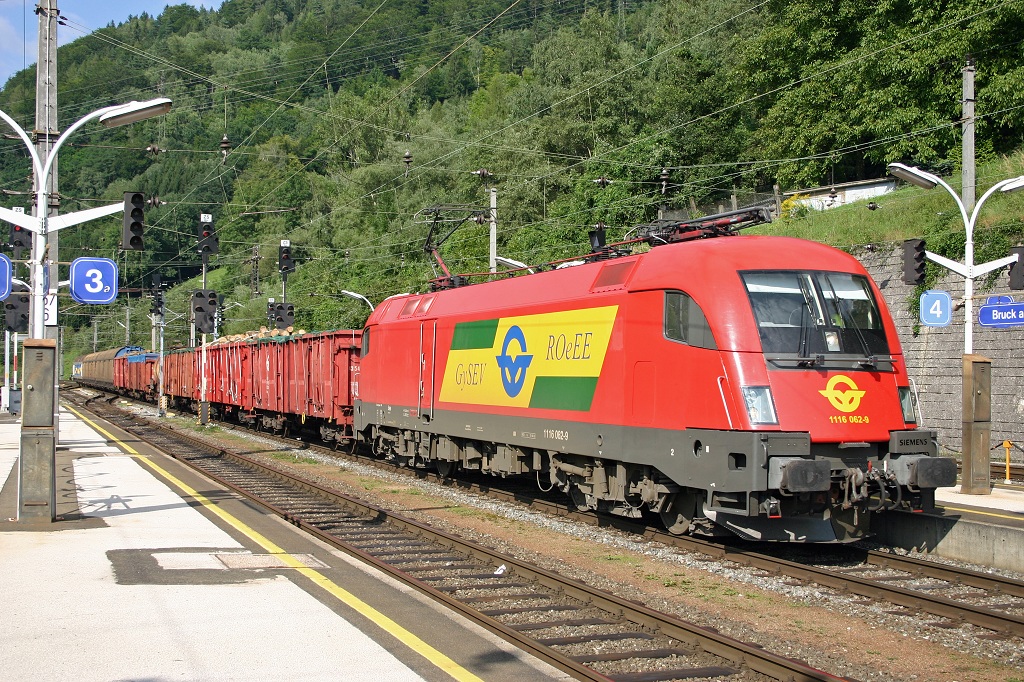 1116 062 durchfhrt am 30.08.2005 mit einem Gterzug den Bahnhof von Bruck/Mur.