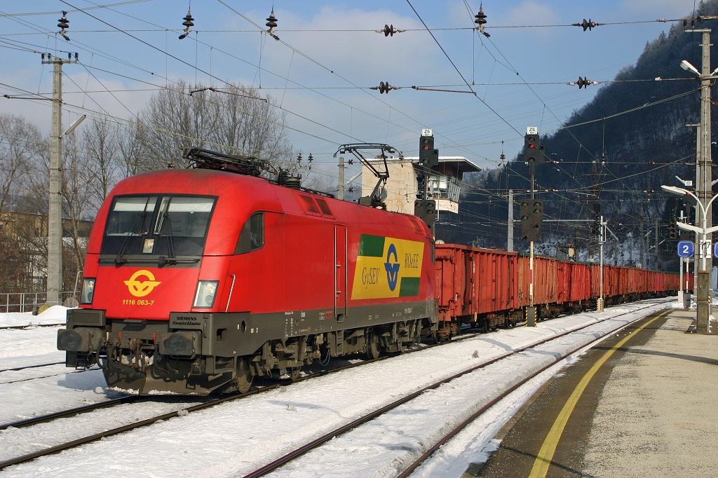 1116 063 fhrt am 13.01.2006 mit einem Gterzug durch Bruck/Mur.