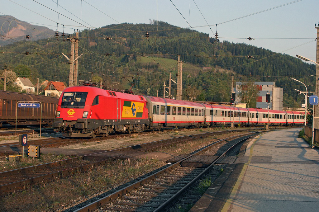 1116 063 fhrt am 27.04.2008 mit IC530 (Lienz - Wien Sd) am Bahnsteig 2 in Bruck/Mur ein.