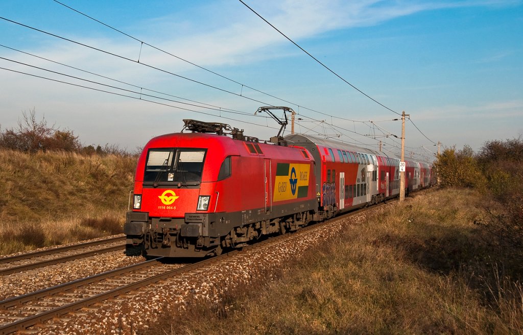 1116 064 der GySEV ist auf der Nordbahn zwischen Helmahof und Deutsch Wagram unterwegs. Die Aufnahme entstand am 29.10.2010.
