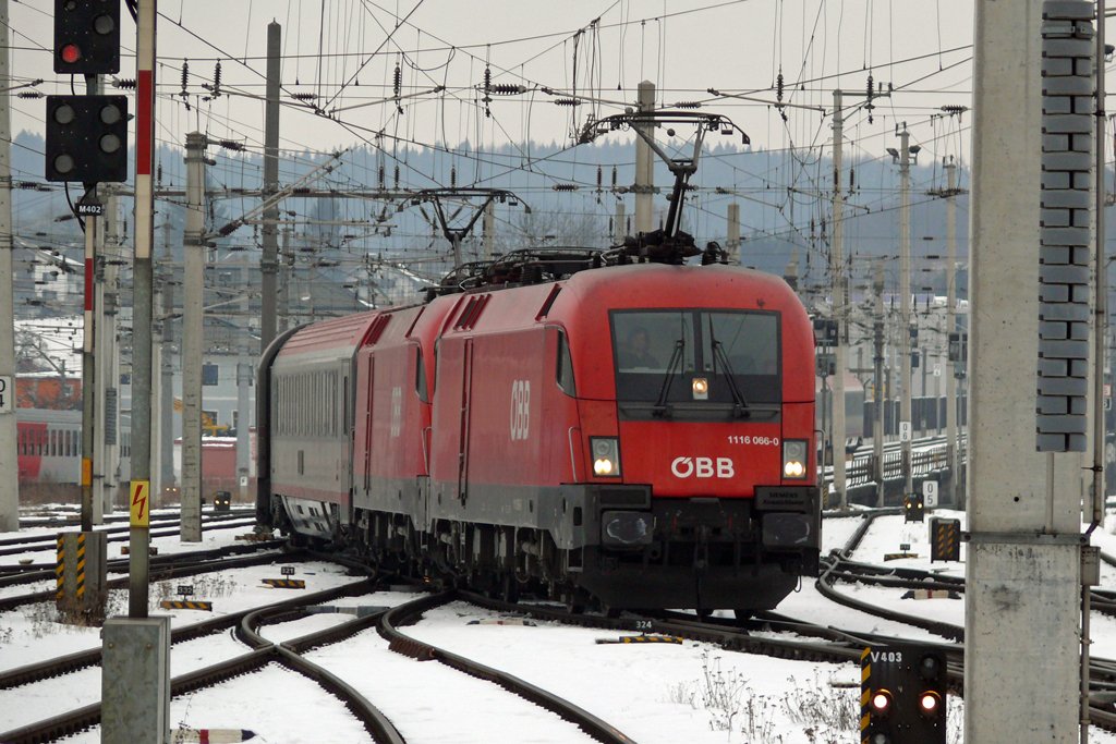 1116 066-0 mit einer 1016 bei der Einfahrt in Salzburg 15.1.2010