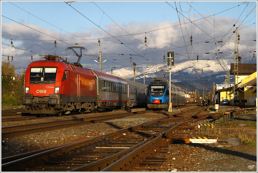 1116 066 fhrt mit dem EC 103 Polonia (Warschau-Villach) durch den Bahnhof Zeltweg, whrend im Vordergrund 4024 120 als R 4218 hlt. 26.10.2010