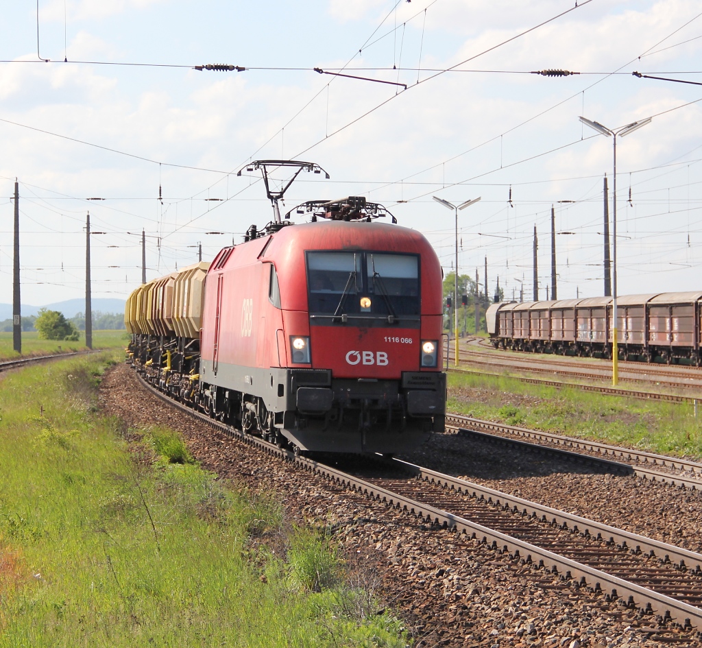 1116 066 mit einem Kippwagen-Ganzzug aus Richtung Wien kommend. Aufgenommen am 14.05.2013 in Gramatneusiedl.