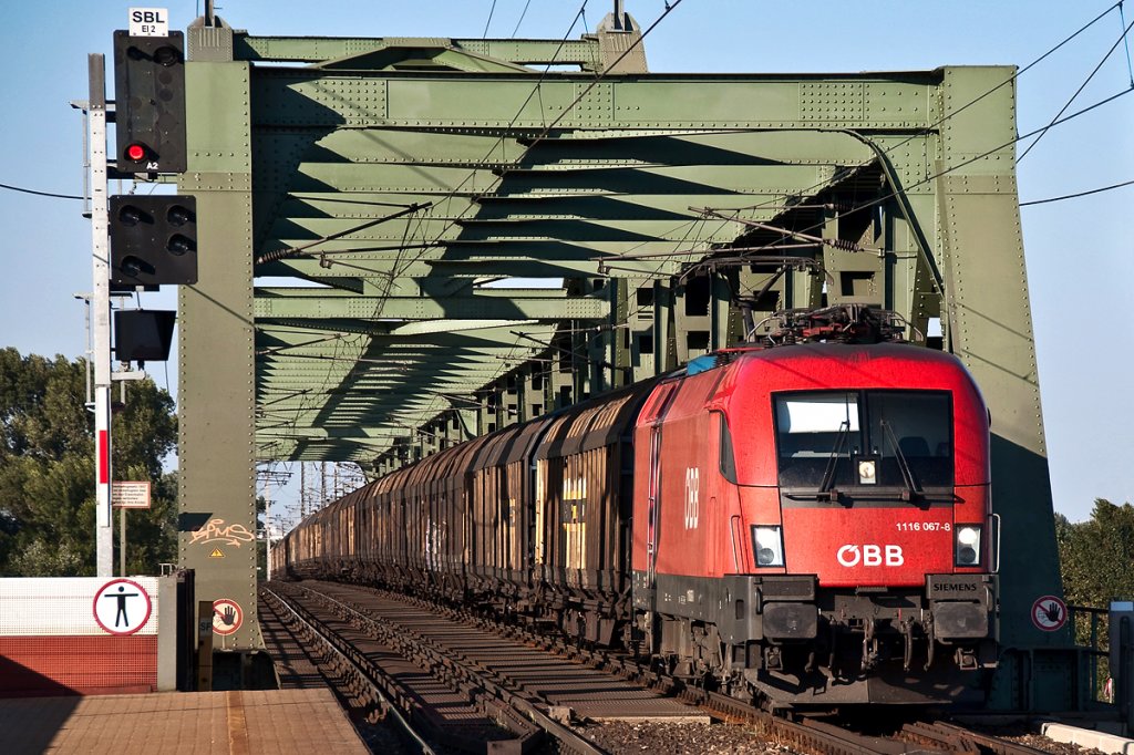 1116 067 fhrt mit einem Ganzzug ber die Donau und hat bereits den Praterkai erreicht. Die Aufnahme ist am 26.08.2011 entstanden.