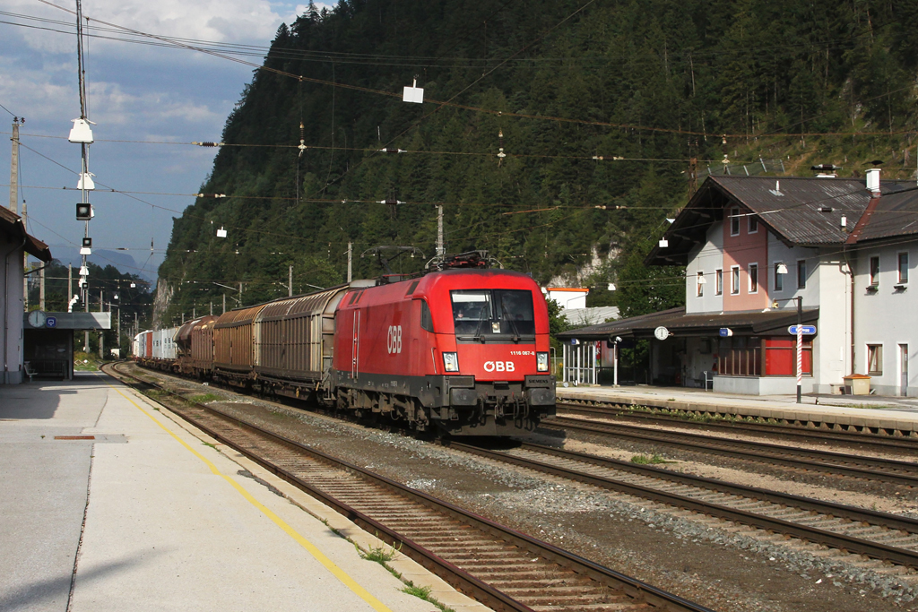1116 067 mit einem gemischten Gterzug am 24.08.2011 in Brixlegg.