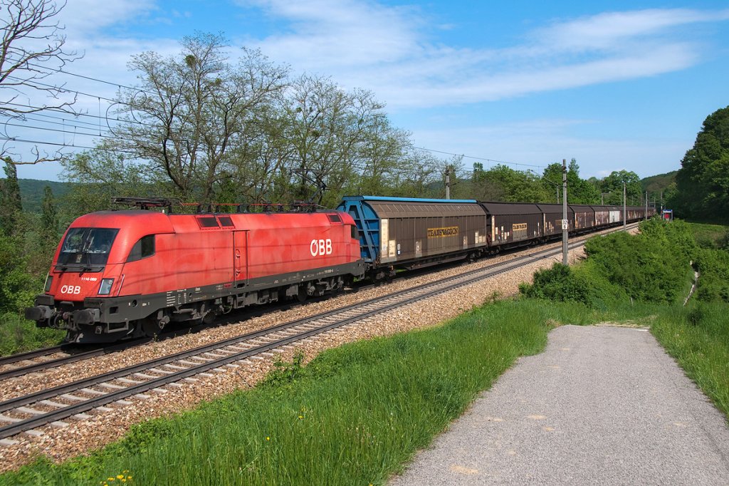 1116 069 ist mit dem   Audi Zug  auf der alten Westbahntrasse bei Unter Oberndorf Richtung St. Plten unterwegs. Die Aufnahme entstand am 09.05.2013.