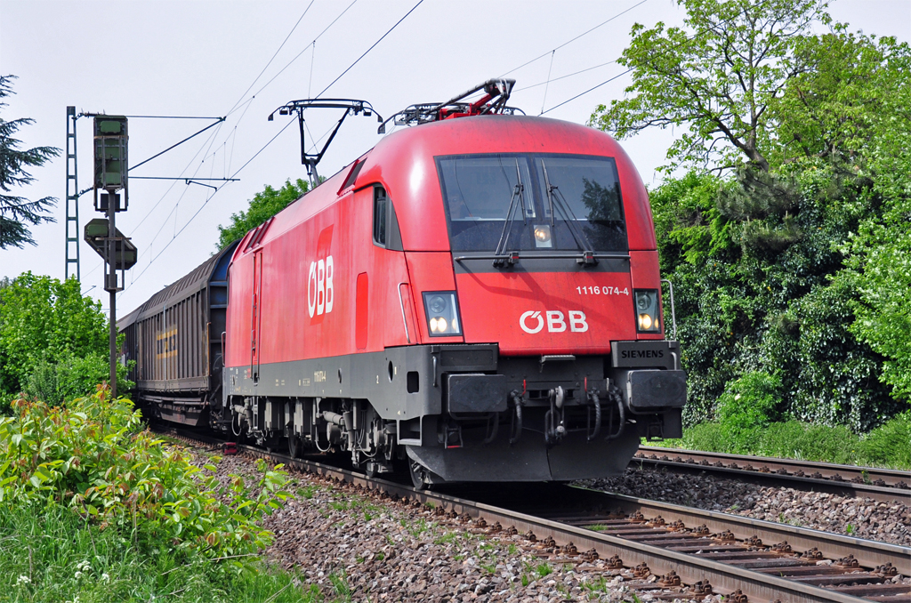 1116 074-4 der BB mit Gterzug in Richtung Sden durch Bonn-Beuel - 06.05.2011