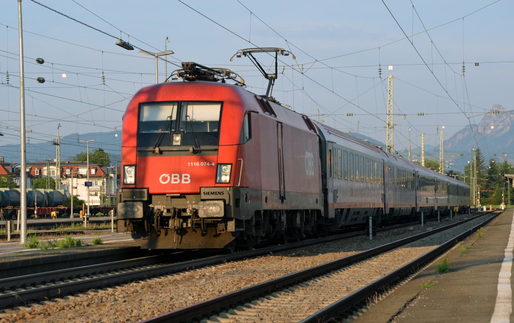 1116 074 zog am Abend des 05.07.12 den EC 110 nach Mnchen. Hier verlsst der EC Freilassing.