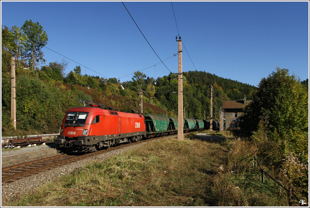 1116 076 fhrt mit einem Gterzug auf der Semmering Nordrampe, hier bei der Durchfahrt in Klamm-Schottwien.
18.10.2011 