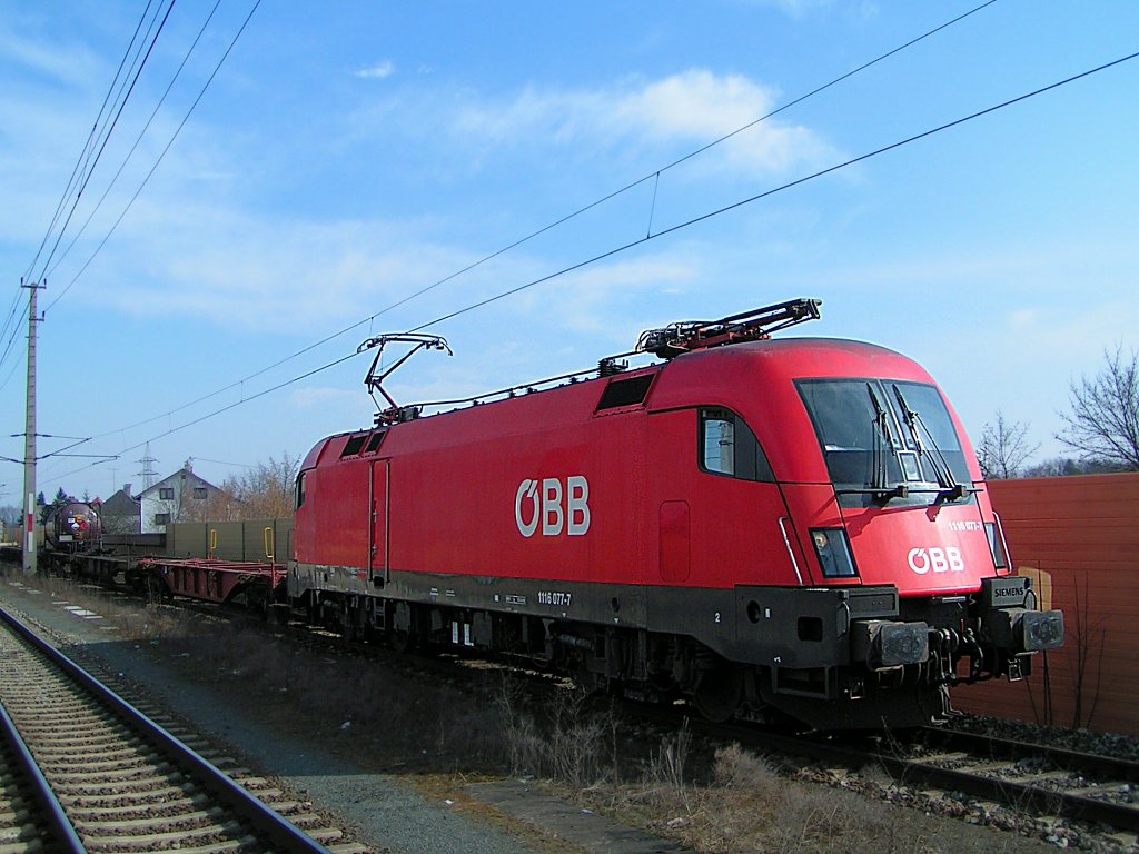1116 077-7 zieht bei Marchtrenk einen halbleeren Containerzug Richtung Wels;110303