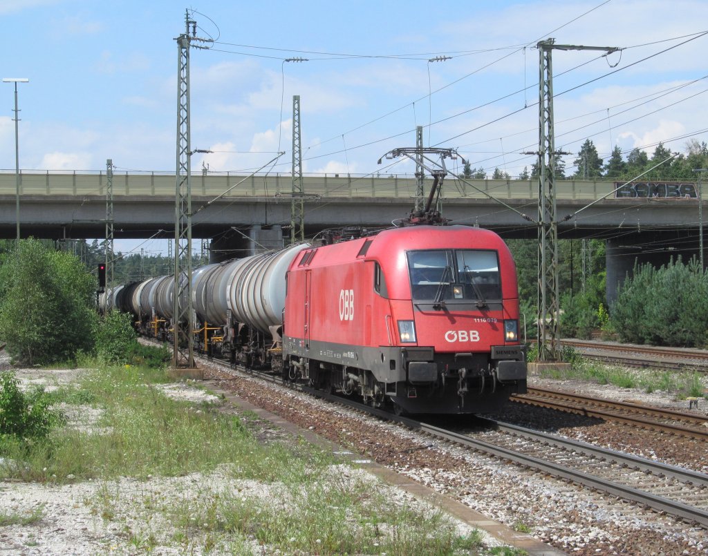1116 079 der BB zieht am 13. August 2013 einen Kesselwagenzug durch Feucht in Richtung Regensburg.