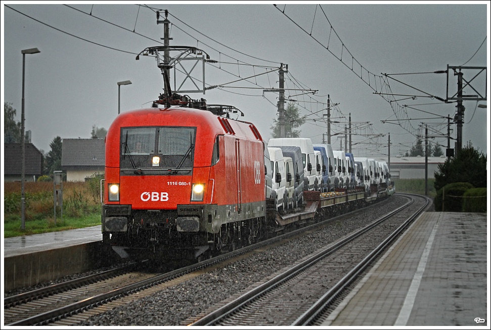 1116 080 fährt mit Autozug 55054 von Villach nach Wien Zvbf.Die gleiche ...